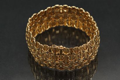 null Bracelet ruban en or jaune 18K (750) à maille fantaisie formée d'anneaux augmentée...