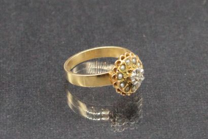 null Small 18K (750) yellow gold ring set with a brilliant cut surrounded by pearls.

Finger...