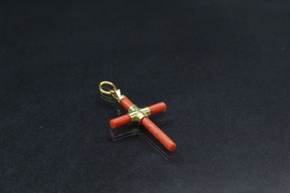 null Pendentif croix en or jaune 18k (750) et corail.

Poids : 3.35 g.