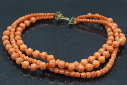 null Coral necklace with three rows, metal clasp. 

Necklace size: about 33 cm.