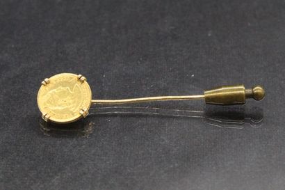 null Pin in 18k (750) yellow gold holding a 1/5 Libra coin (Peru). 

Weight (without...