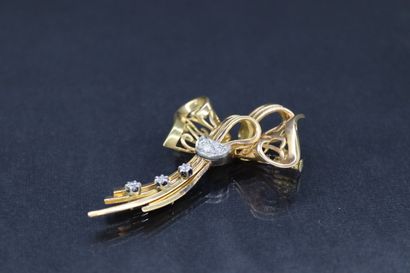 null Broche en or jaune et gris 18k (750) stylisant un noeud ornée de diamants.

Poinçon...