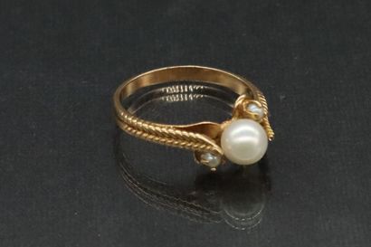 null Yellow gold ring 18K (750) decorated with three pearls.

Gross weight : 2.7...