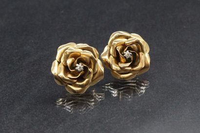 null 
Pair of earrings in 14k (585) yellow gold featuring roses. In the center, a...