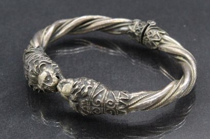 null 
Silver torque bracelet twisted ended by two heads of lion.

Foreign work.

Weight...