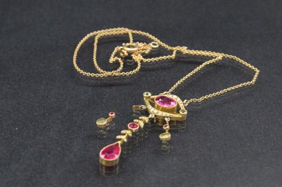 null 
Pendentif et chaine en or 9k (375) orné de petites perles, pierres roses et...