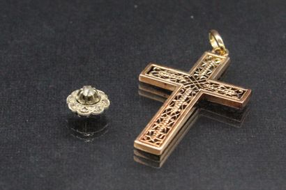 null Lot composed of an 18k (750) yellow gold cross and a white gold ring paved with...