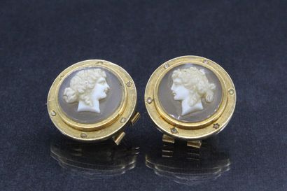 null Pair of 18k (750) yellow gold ear clips set with an agate cameo in the profile...