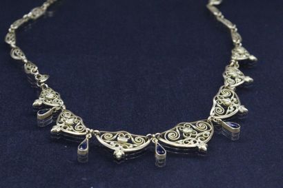null Yellow gold necklace 18k (750) with filigree mesh and decorated with pear sapphires....