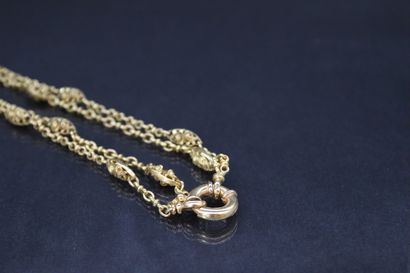 null Collier en or jaune 18k (750) à double rang à décor floral. 

Poinçon tête d'aigle....