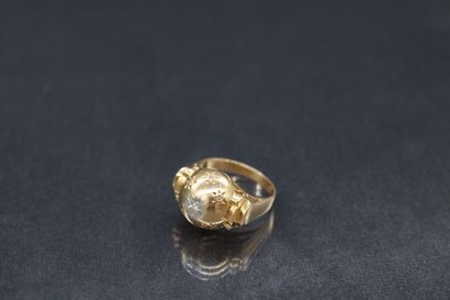 null Bague en or jaune 18k (750) formée d'une demie sphére sertie de brillants sertis...