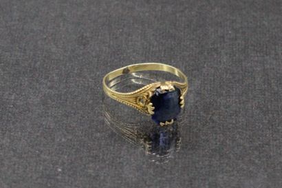 null Ring in 9k (375) yellow gold with a synthetic sapphire. (Scratches)

Work XIXe...