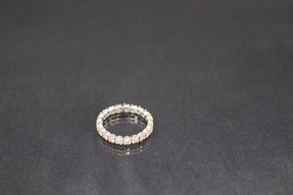 null American wedding band in 18k (750) white gold set with small diamonds. 

Eagle...