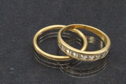 null Lot composed of two wedding rings, one in 18k (750) yellow gold, the other in...