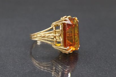 null 18k (750) yellow gold ring set with a rectangular synthetic orange sapphire....