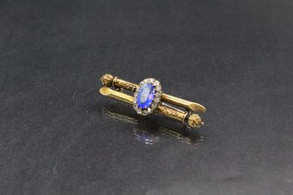null 
9k (375) yellow gold brooch set with an imitation blue stone in a setting of...
