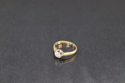 null Bague solitaire en or jaune et gris 18k (750) ornée d'un diamant taille ancienne.

Poinçon...