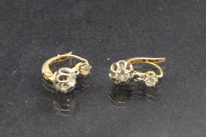 null 
Pair of 18k (750) yellow gold and platinum dormeuse set with white stones.

Gross...