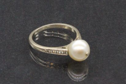 null Solitaire in 18k (750) yellow gold holding a cultured pearl with small diamonds....