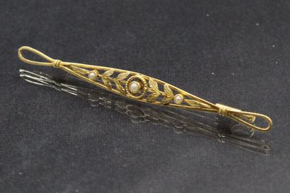null Broche en or jaune 18k (750) ajouré à décor feuillagé et ornée de trois perles....