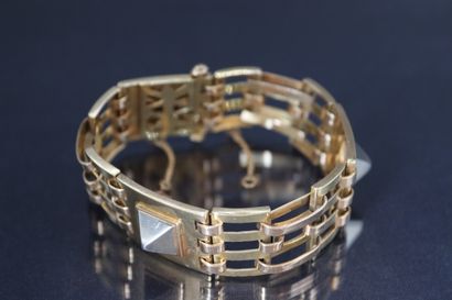 null Bracelet articulé en or jaune 18k (750) à mailles ajourés et motifs pyramidals.

Poinçon...