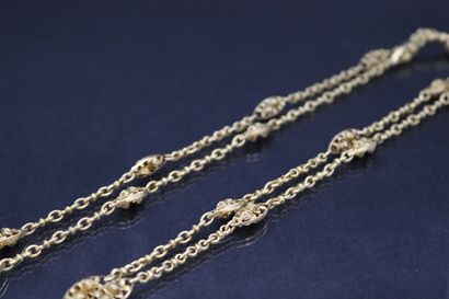 null Necklace in 18k (750) yellow gold with double row of floral decoration. 

Marked...