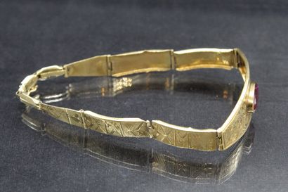 null Articulated bracelet worked in yellow gold 18k (750) holding in its center an...