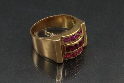 null 
Bague livre ouvert en or jaune 18K (750) ornée de trois rangs de rubis taille...