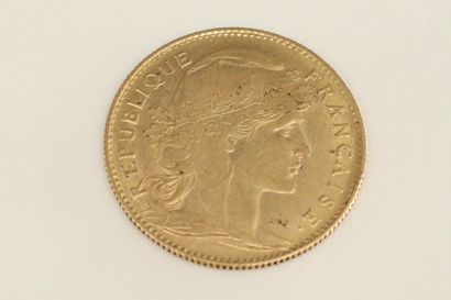 null Pièce en or de 10 Francs au coq (1910). 

Poids : 3.23 g.