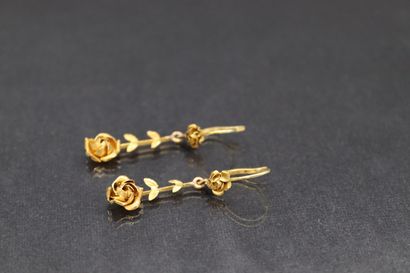 null Paire de pendants d'oreilles en or jaune 18k (750) figurant des roses.

Poinçon...