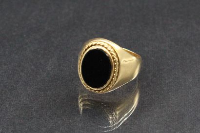 null Chevalière in 18k (750) yellow gold set with an onyx. 

Finger size : 55 - Gross...