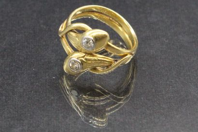 Ring in 18k (750) yellow gold featuring two...