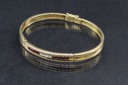 null Rigid bracelet in 18k (750) yellow gold adorned with a line of calibrated rubies...