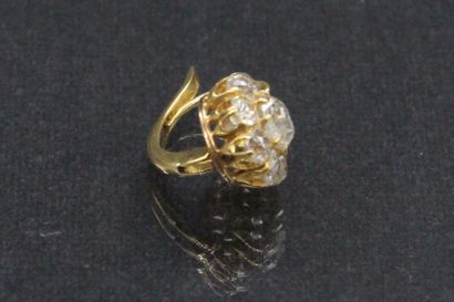 null Une boucle d'oreille de forme marguerite en or jaune 18K (750) ornée d'un daimant...