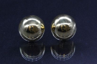 null Pair of half-sphere ear clips in 18k (750) yellow gold.

Weight : 11.92 g.
...