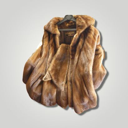 null Yves SAINT LAURENT Furs

3/4 jacket, two side pockets, collar and middle hook...