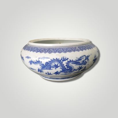 null White porcelain vase with blue decoration of dragons with five claws in pursuit...