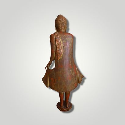 null BIRMANIE. Statue de Bouddha debout en bois laqué rouge et doré. XXème.



Ht....