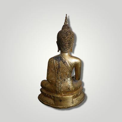 null Buddha Bhumisparsha mudra in gilded alloy, a small head of Buddha in cast iron...