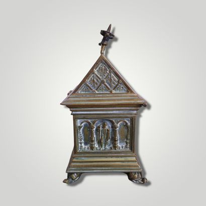 null Jewelry box in brass of Gothic style, resting on four feet representing a snail;...