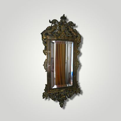null Petit miroir biseauté, le cadre en bronze, le fronton à décor de deux chimères...