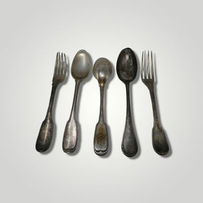 null Five silver cutlery :

- two soup spoons and a fork, the handles armorial. 18th...