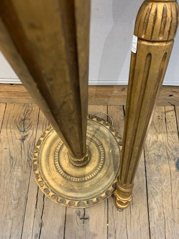 null 
Floor lamp in gilded wood with fluted shaft.







Height : 153 cm - Electricity...