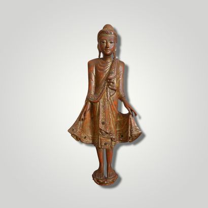 null BIRMANIE. Statue de Bouddha debout en bois laqué rouge et doré. XXème.



Ht....