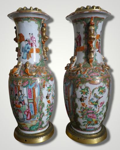 null CANTON

Paire de vases en porcelaine à décor de scènes de cour, monture en métal...
