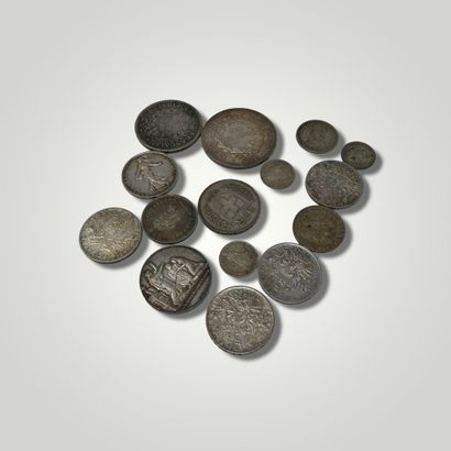 null Ensemble de pièces de monnaie du monde, dont en argent :

- 50 francs Hercule

-...