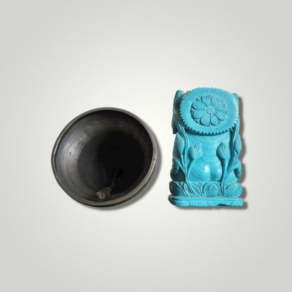 null Une cloche tibétaine en alliage et un Bouddha en turquoise. Travail moderne...