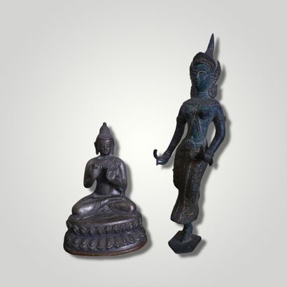 null Small Buddha in copper alloy and Thai dancer in alloy. 20th century.

Height...