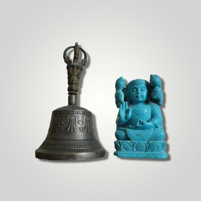 null A Tibetan bell in alloy and a Buddha in turquoise. Modern work.
