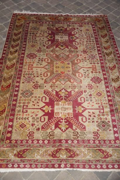 null Dagestan carpet - Azerbaijan

Around 1970

Wool velvet on cotton foundation.

Dim....